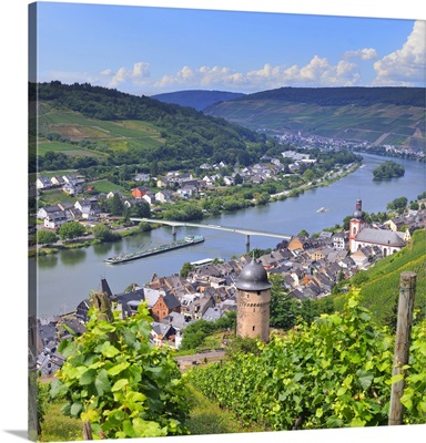 Germany, Moselle Valley, Zell an der Mosel, Moselle River and typical vineyards