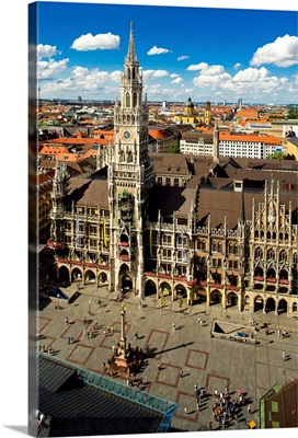 Germany, Munich, Marienplatz, Mariensaule  and the Neues Rathaus