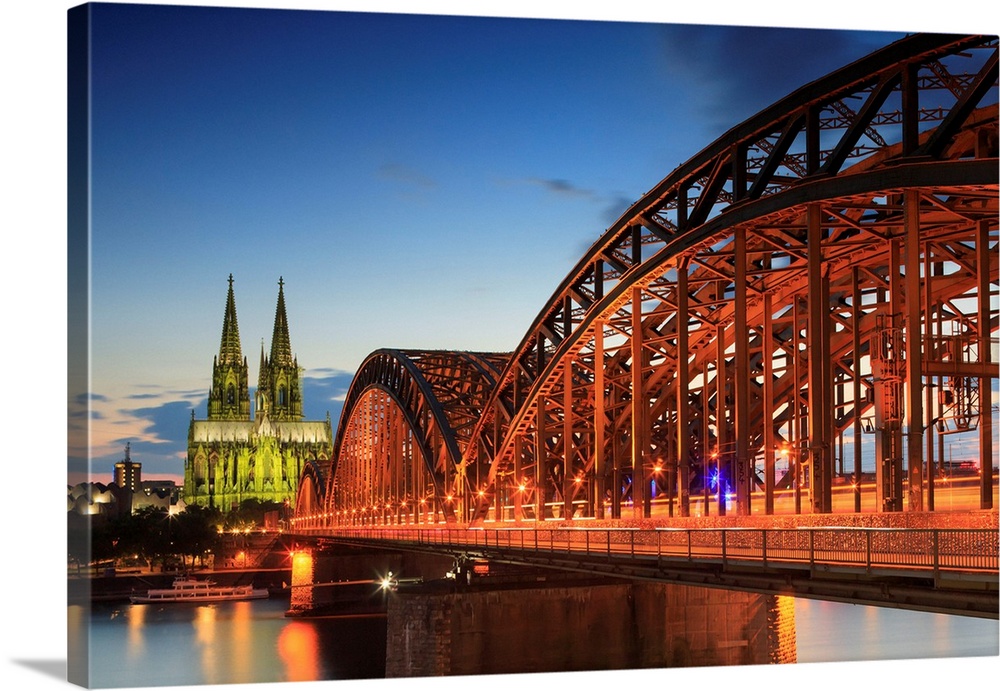 Germany, North Rhine-Westphalia, Cologne, Cologne Cathedral and Hohenzollern Bridge in the evening.