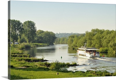 Germany, North Rhine-Westphalia, Ruhr Area, Essen, Tourist boat on the Ruhr River