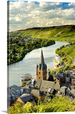Germany, Rhineland-Palatinate, Bernkastel-Kues, The Moselle River And German Vine Road