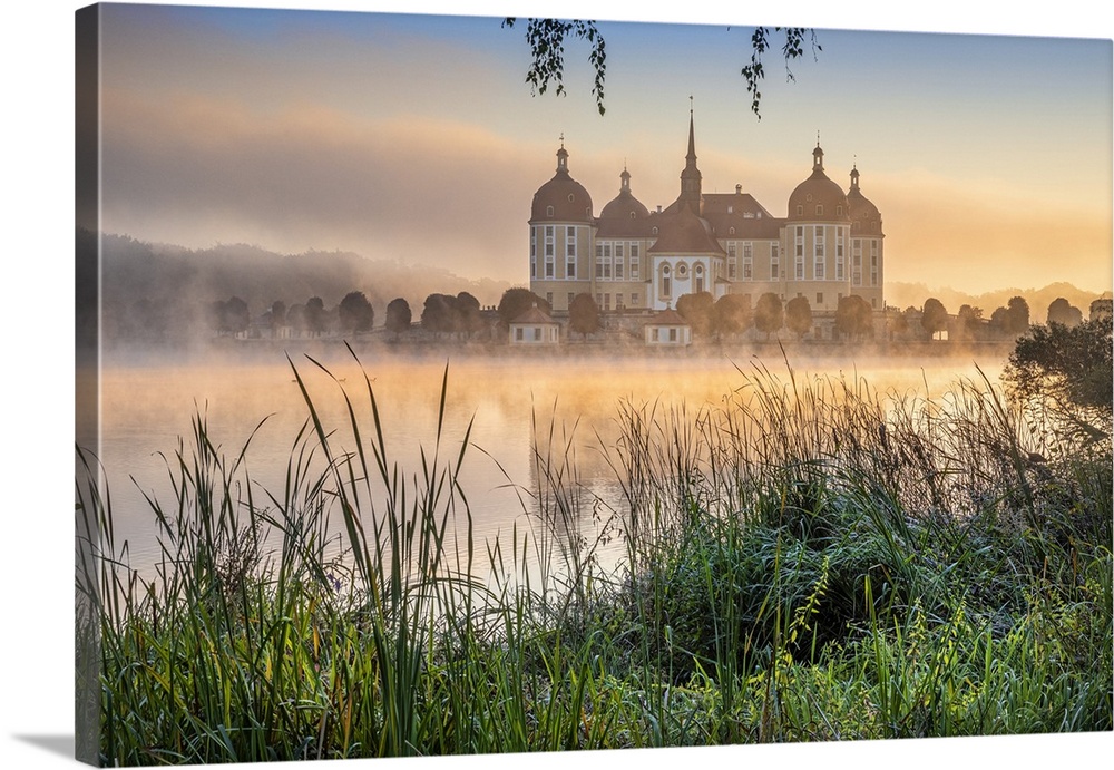 Germany, Saxony, Moritzburg, Moritzburg Castle, Morning mood at the castle pond with the baroque castle near Dresden.