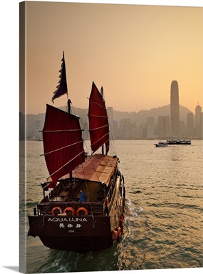 Hong Kong, Traditional junk in the Victoria Harbor with the city skyline