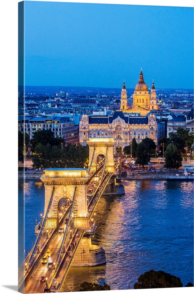 Hungary, Budapest, Danube, Donau, Chain Bridge, River Danube, Chain Bridge (Szechenyi Lanchid), Gresham Palace (Gresham Pa...