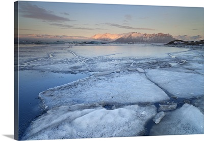 Iceland, South Iceland, Jokulsarlon lagoon at sunrise