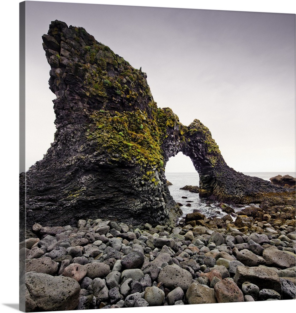 Iceland, West Iceland, Snaefellsnes, Natural Rock arch at Arnastapi.