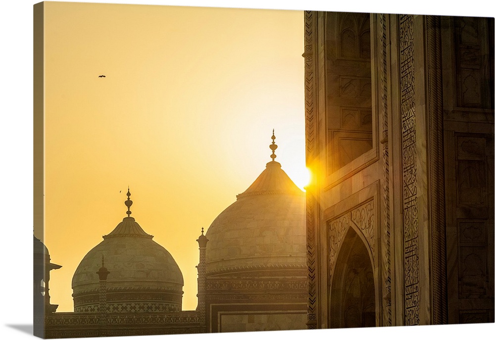 India, Uttar Pradesh, Agra, Taj Mahal, a mausoleum built in memory of Shah Jahan's third wife.