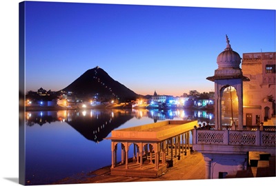 India, Rajasthan, Pushkar lake, Pushkar, Lake and the Ghats at twilight