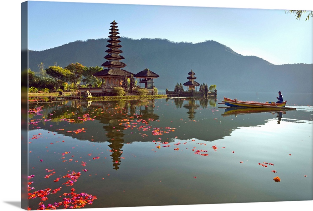 Indonesia, Bali Island, Tabanan, Lake Bratan, A traditional rowing boat