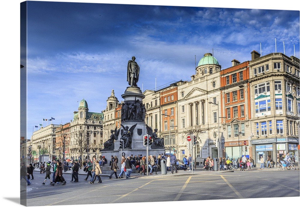 Ireland, Dublin, O'Connell Street with Daniel O'Connell Statue.