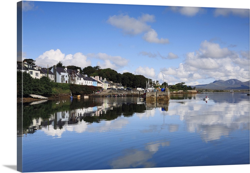 Ireland, Galway, Connemara, The picturesque fishing harbor of Roundstone village.