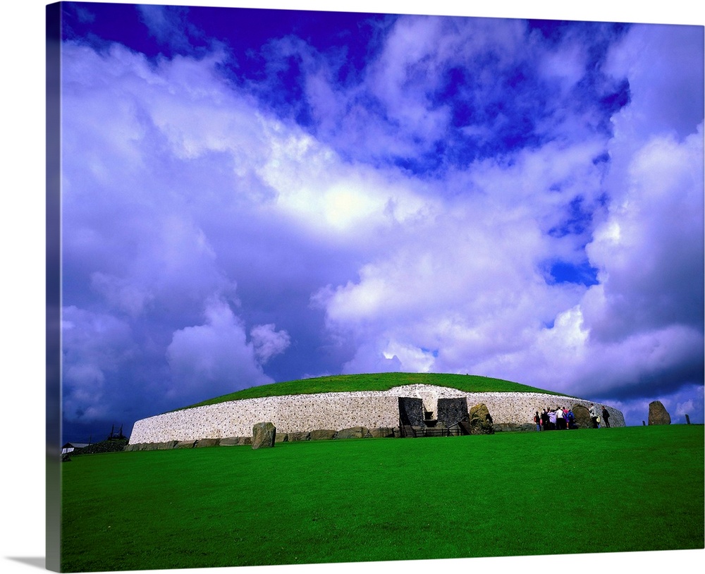 Ireland, Meath, Newgrange prehistoric site, neolithic passage tomb