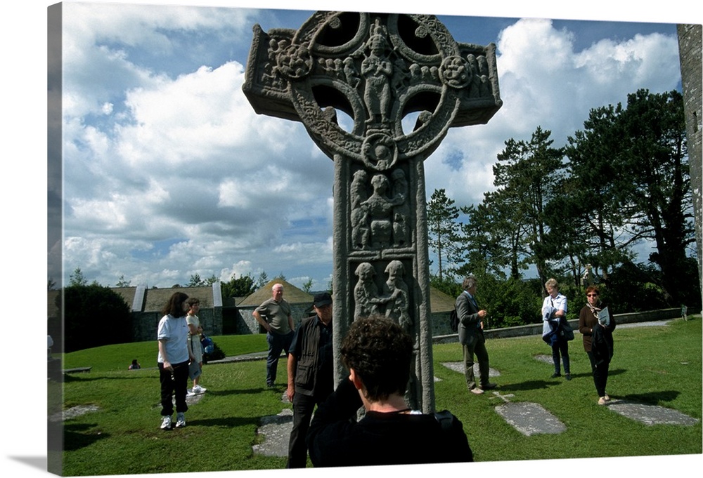 Ireland, Offaly, Clonmacnoise, The ancient monastic site of Clonmacnoise, cross