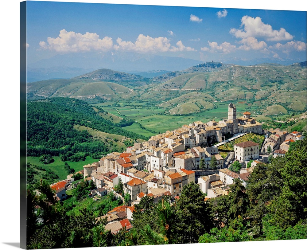 Italy, Abruzzo, Abruzzi, Gran Sasso National Park, Castel del Monte