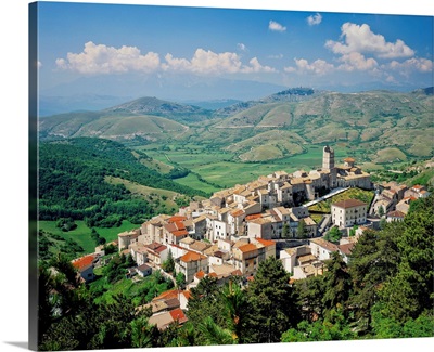 Italy, Abruzzo, Gran Sasso National Park, Castel del Monte