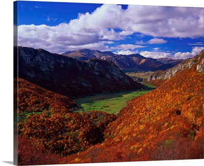 Italy, Abruzzo, Val d'Arano valley, landscape near Ovindoli town
