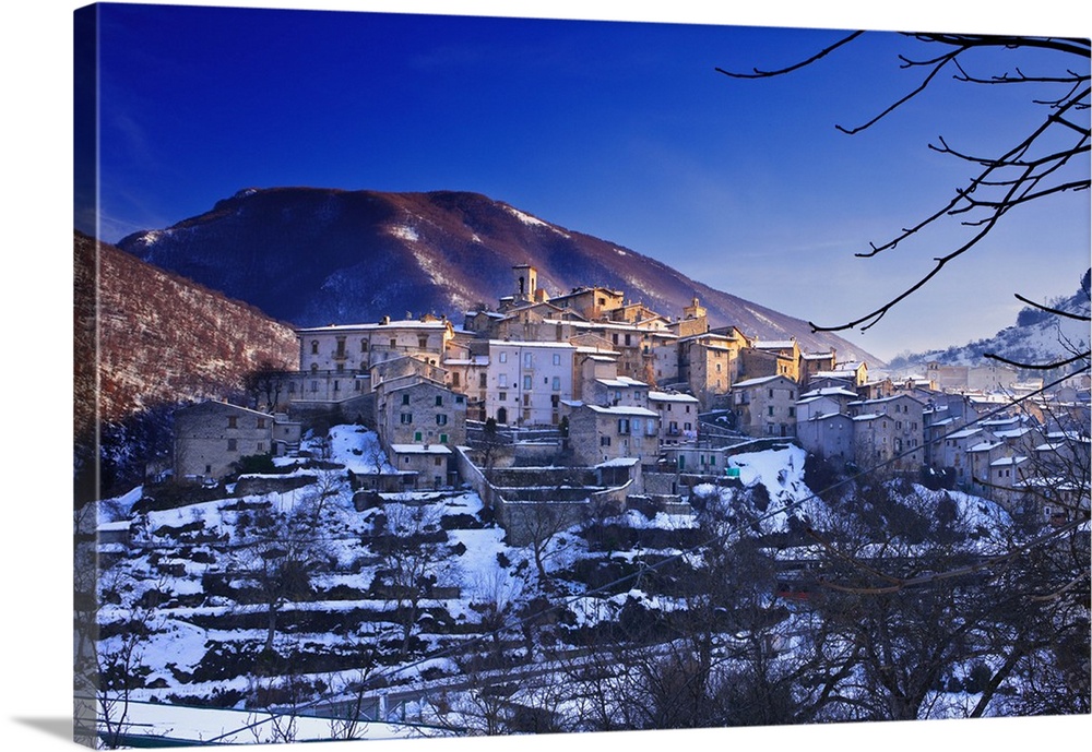 Italy, Abruzzo, View of the medieval village located in the Sagittario Gorges
