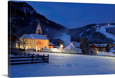 Italy, Alps, Pusteria Valley, San Vigilio di Marebbe, View with the main church at dawn