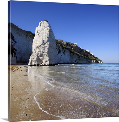 Italy, Apulia, Gargano, Vieste, Pizzomunno rock and beach, with the town