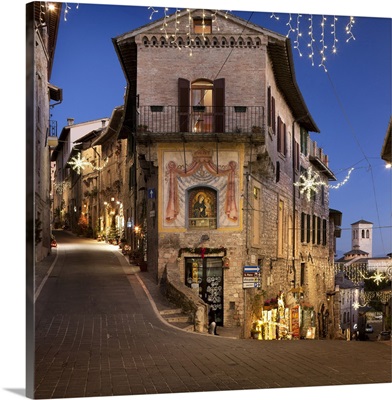 Italy, Assisi, Town decorated for Christmas