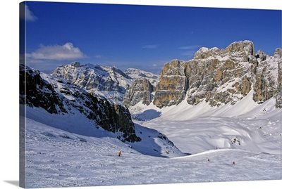 Italy, Cadore, Cortina d'Ampezzo, Skiers descend the slopes near Lagazuoi mountain