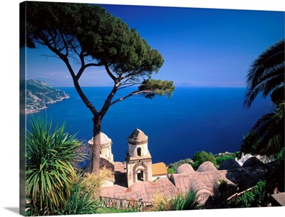 Italy, Campania, Amalfi Coast, Ravello, view of Villa Rufolo and sea