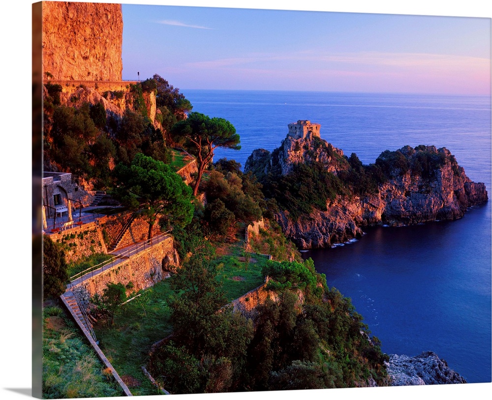 La Torre saracena di Capo di Conca, a Conca dei Marini, a met. strada tra Amalfi e Positano. Queste torri comunicavano l'u...