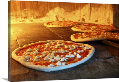 Italy, Campania, Irpinia, Avellino, Neapolitan Pizza cooked in wood oven