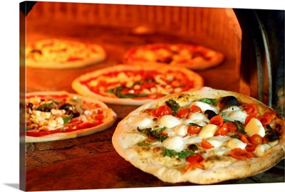 Italy, Campania, Irpinia, Avellino, Neapolitan Pizza cooked in wood oven