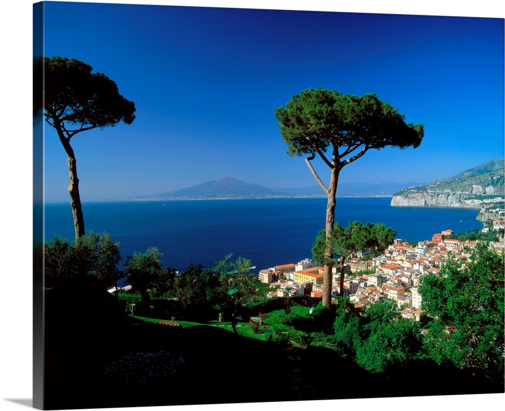 Italy, Campania, Sorrento, Gulf of Naples, town and Mount Vesuvius