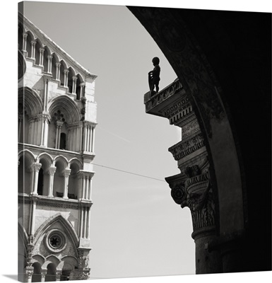 Italy, Emilia Romagna, Ferrara, Cathedral and statue