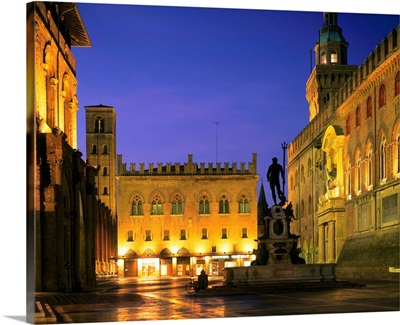 Italy, Emilia-Romagna, Piazza Maggiore and Palazzo Comunale