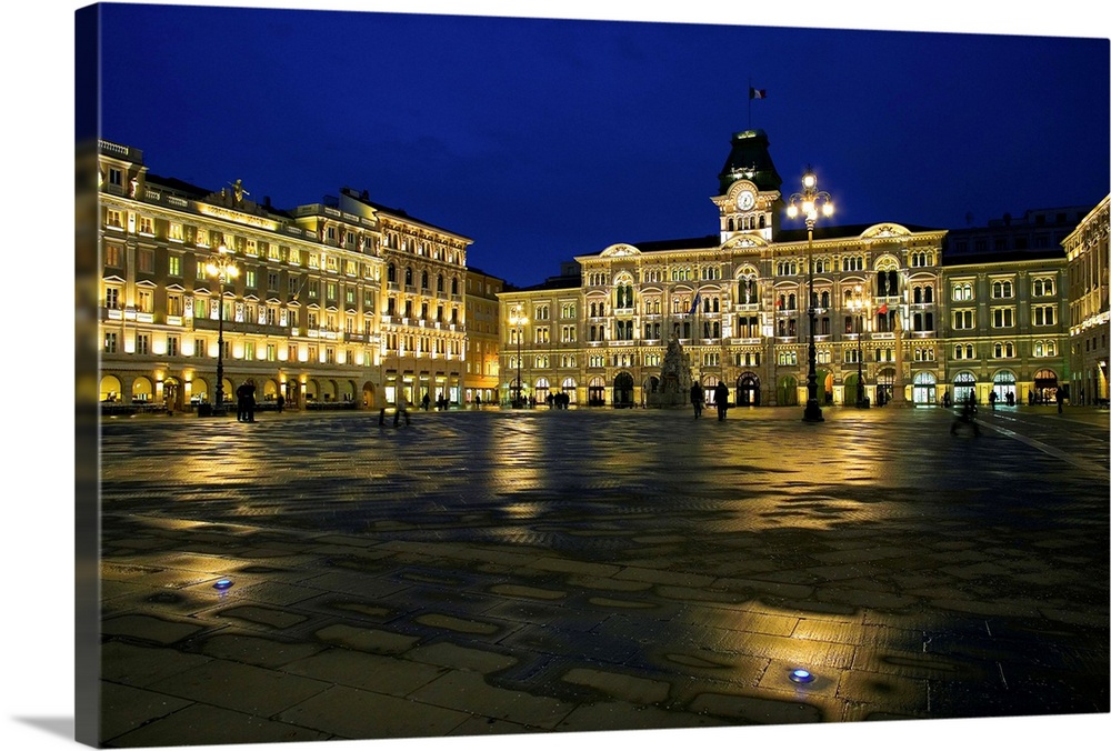Italy, Friuli-Venezia Giulia, Adriatic Coast, Trieste, Piazza Unit.. d'Italia and townhall