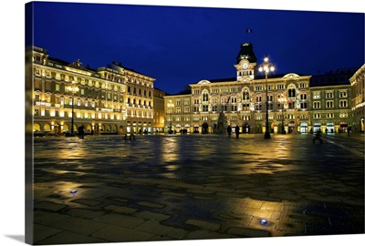 Italy, Friuli-Venezia Giulia, Piazza Unita d'Italia and townhall