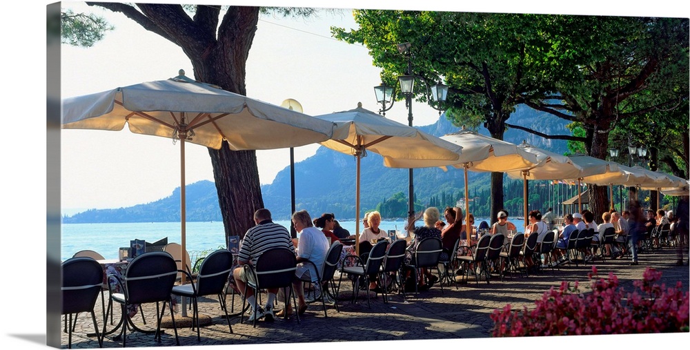 Italy, Lake Garda, promenade at the lake