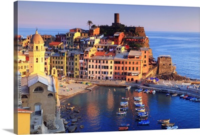 Italy, Liguria, Ligurian sea, Italian Riviera, Cinque Terre, Vernazza, summer sunset