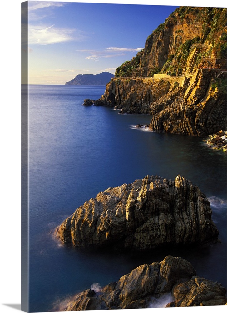 The coastline with its cliffs and rock formations near Riomaggiore in the 5 Terre-Liguria-Italy..Le scogliere sulla costa ...