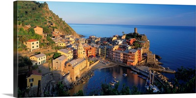 Italy, Liguria, Vernazza view towards the village