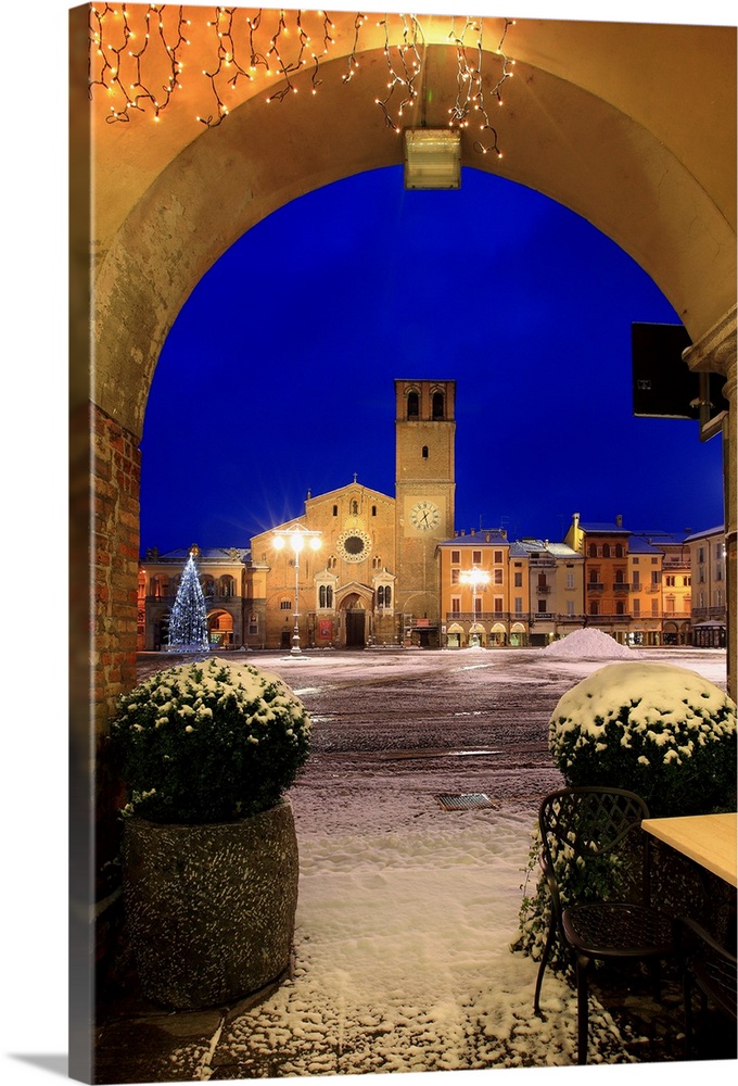 Italy, Lombardy, Lodi, Piazza della Vittoria under snow