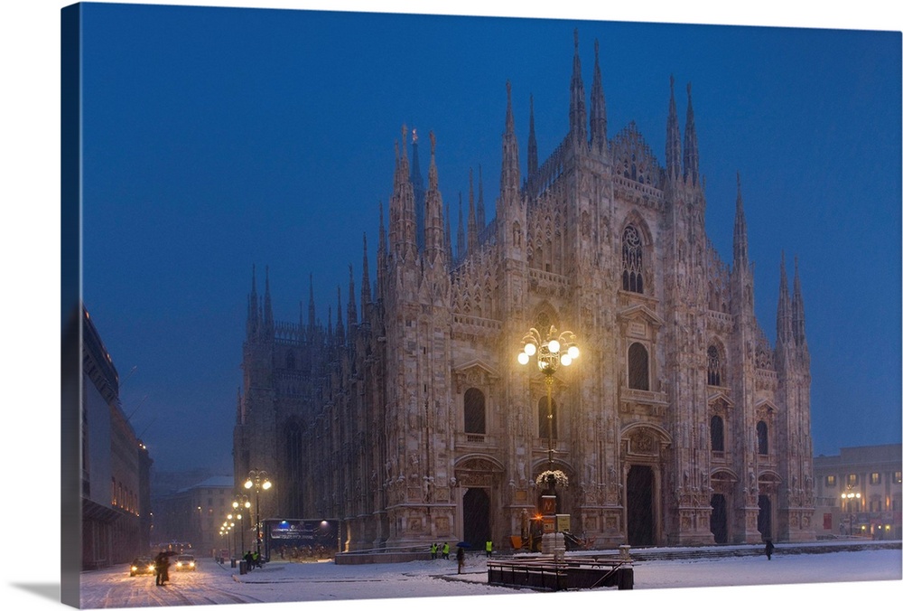 Italy, Lombardy, Milan Cathedral, the square and cathedral during snow season