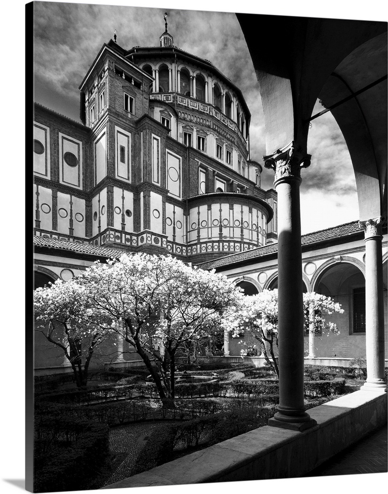 Italy, Lombardy, Milano district, Milan, Santa Maria delle Grazie, the little cloister and Basilica
