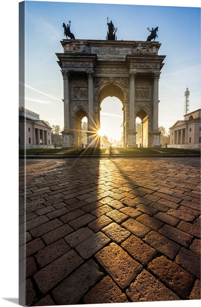 Italy, Lombardy, Milano district, Milan, Porta Sempione or Arco della Pace at sunrise.