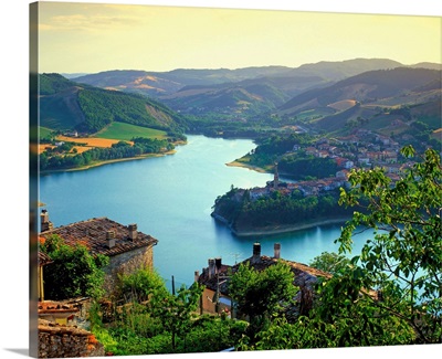 Italy, Marche, Mercatale lake, view from Sassocorvaro village