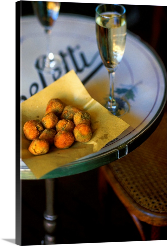 Italy, Marches, Ascoli Piceno, Caffe Meletti, appetizer with Ascolane olives