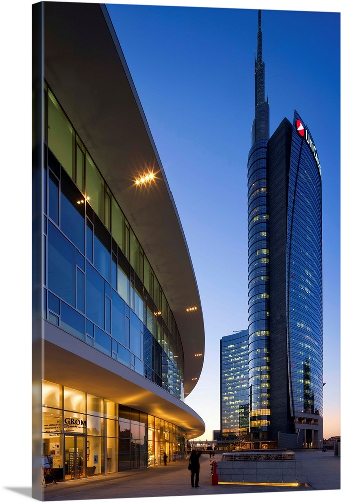 Italy, Lombardy, Milano district, Milan, Cesar Pelli Tower in Gae Aulenti Square.