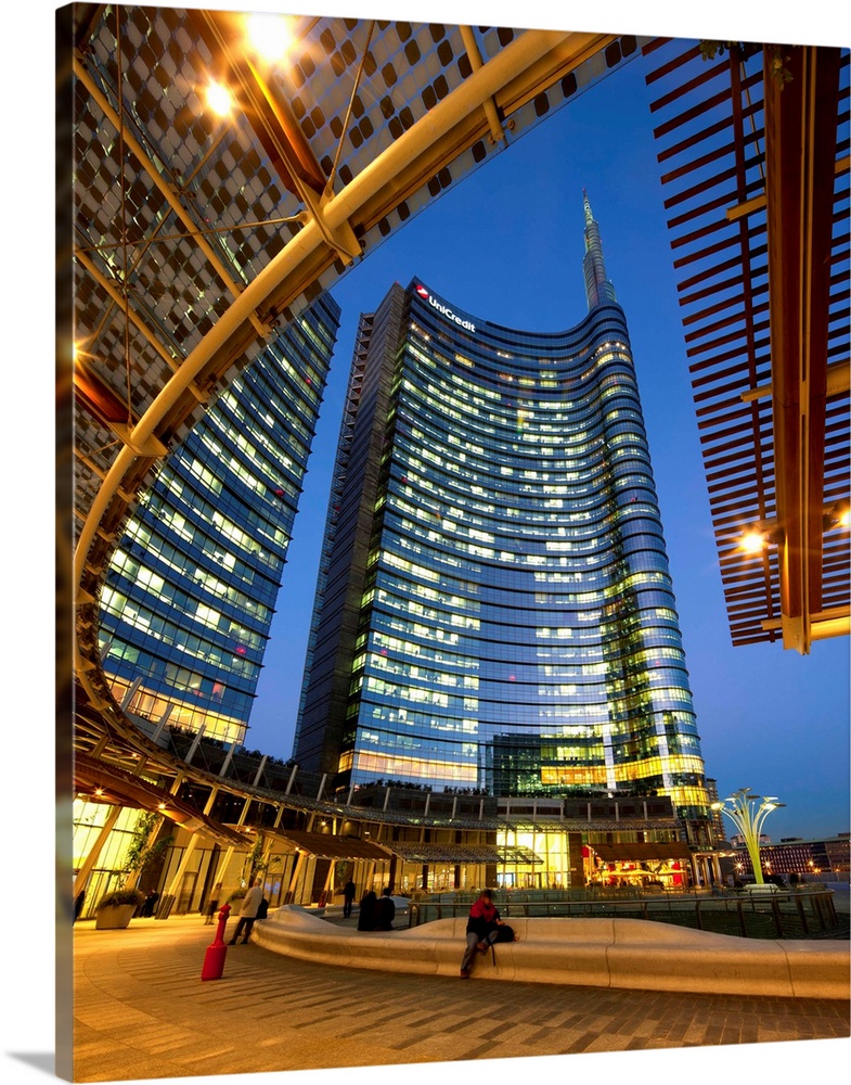 Italy, Lombardy, Milano district, Milan, Cesar Pelli Tower in Gae Aulenti Square.
