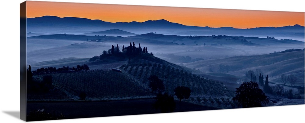 Italy, Tuscany, Siena district, Orcia Valley, Famous Tuscan landscape with Podere Belvedere at sunrise.