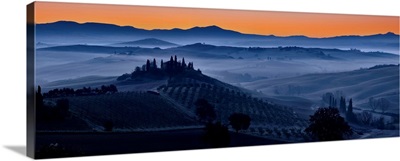 Italy, Orcia Valley, Famous Tuscan landscape with Podere Belvedere at sunrise
