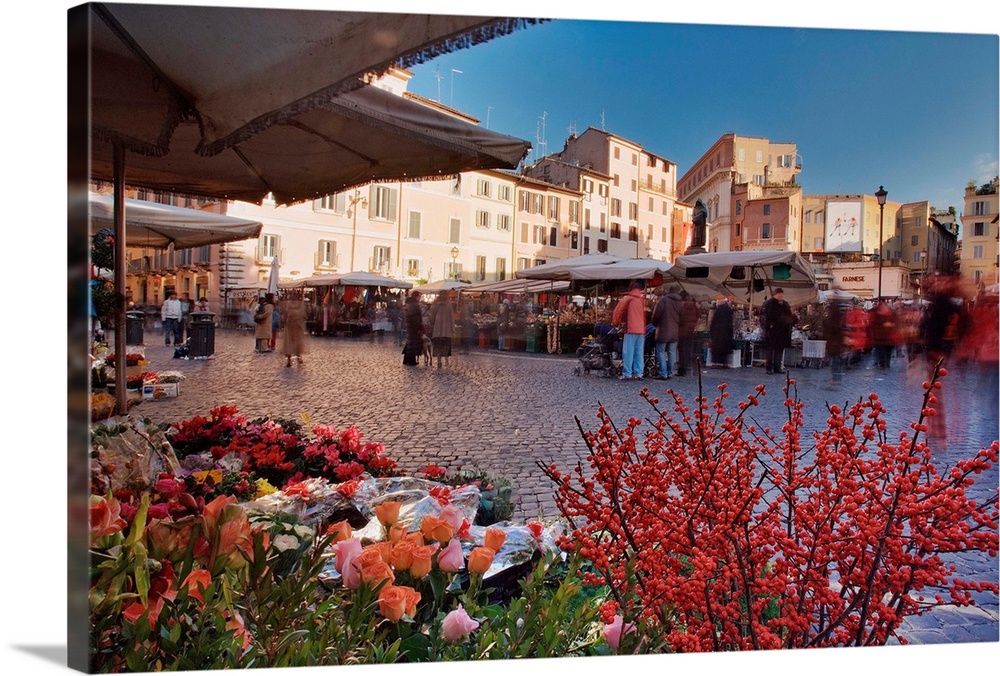 Veduta dell'animata Campo de' fiori, con il mercatino floreale di origine medievale che da il nome a questa celebre piazza...