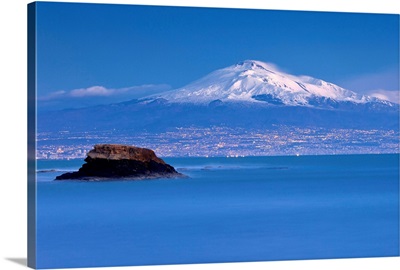Italy, Sicily, Catania, Baia del Silenzio, view towards Catania and Mount Etna